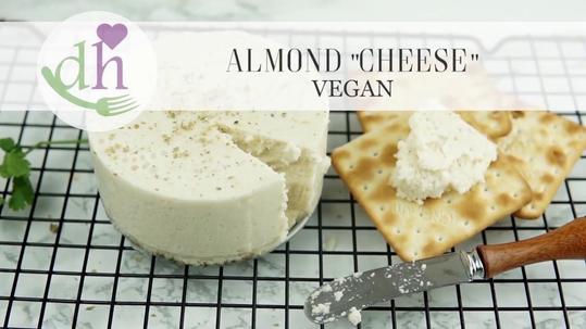 Este queso de almendras vegano se puede refinar al gusto con hierbas aromáticas y especias.