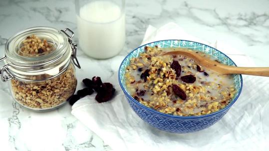 "Muesli di quinoa con latte di soia e nocciole" è una buona ricetta per gli amanti della quinoa.