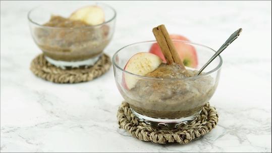 Яблочный Chiapudding с корицей и кардамоном может быть подан как завтрак или десерт.