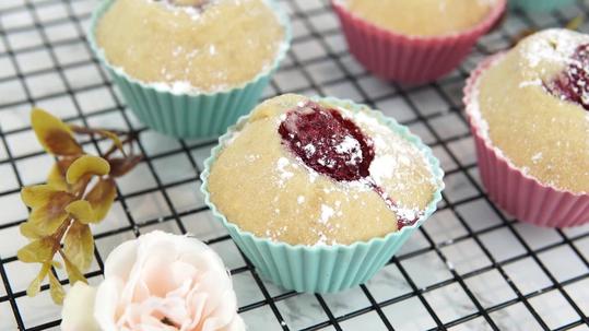 Muffins de coco y frambuesa con harina de altramuz increíblemente jugosos.