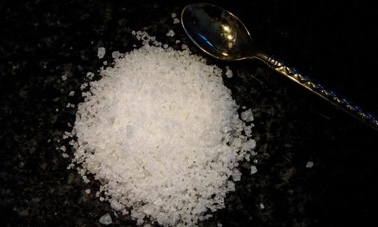 La sal marina de agua de mar procedente de salinas u obtenida mediante otros procedimientos contiene, además de cloruro de sodio, restos de otras sales. Il sale marino proveniente dall'acqua di mare da soluzione salina o ottenuto con altre procedure contiene, oltre al cloruro di sodio, resti di altri sali.