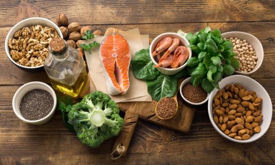 Zusammenstellung von Lebensmitteln mit grossem Anteil an mehrfach ungesättigten Fettsäuren (PUFA).