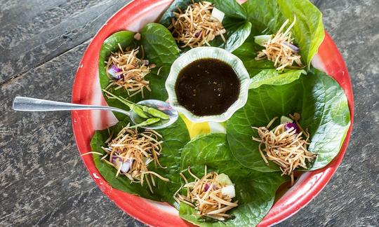 Salsa Miang Kham (ricetta separata) al centro di un piatto, circondata da foglie di lattuga. Salsa Miang Kham (ricetta separata) al centro di un piatto, circondata da foglie di lattuga.