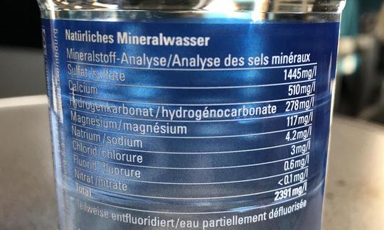 Calciumreiche Mineralwasser können mit 1,5 l den Tagesbedarf erfüllen.