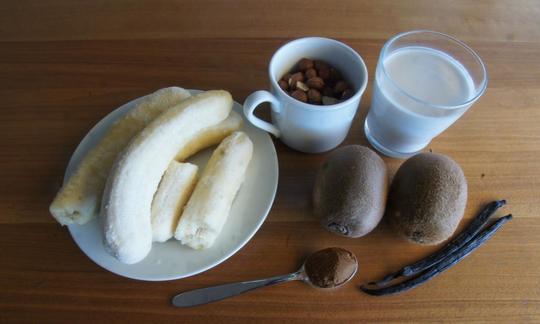 "Bananen-Haselnuss-Creme mit Kokosmilch und Kiwi", - Mise en Place, hier die Bereitstellung der Zutaten ohne Küchengeräte.