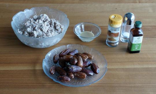 Especias e ingredientes necesarios para preparar «Bolitas de almendra y dátiles con canela y jengibre». No empleamos almendras enteras, sino pulpa triturada.