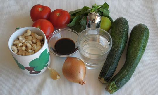 Ингредиенты для блюда "Спагетти из кабачков с соусом из кешью и томатов" здесь без кухонных приборов