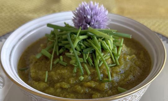 Oil-free broccoli soup with wakame flakes in a food bowl, close-up.