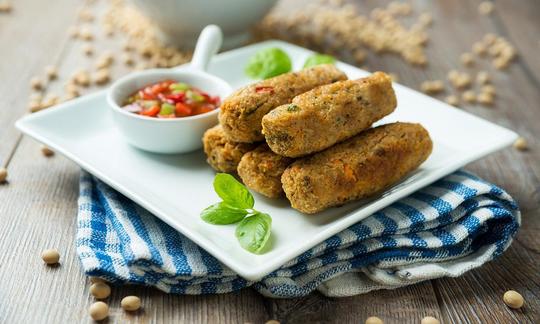 Okara (Sojapülpe) als Gemüse-Rollen mit scharfer Salsa. Okara (Sojapülpe) als Gemüse-Rollen mit scharfer Salsa.