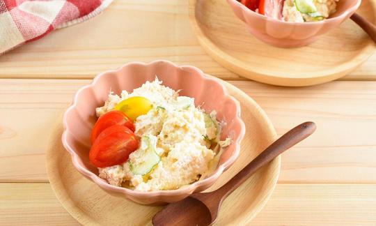 Okara (natillas de soja) preparada como una ensalada con tomates y otras verduras listas para comer.