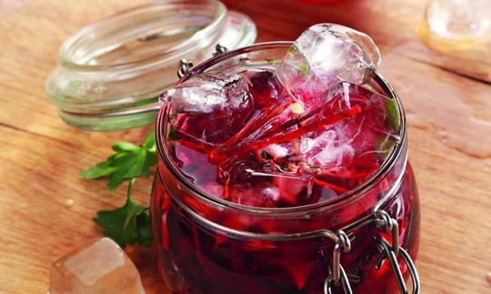 Immagine della ricetta «Borsch crudo con succo di barbabietola», dal libro «Сыроедение. Энергия живой еды »