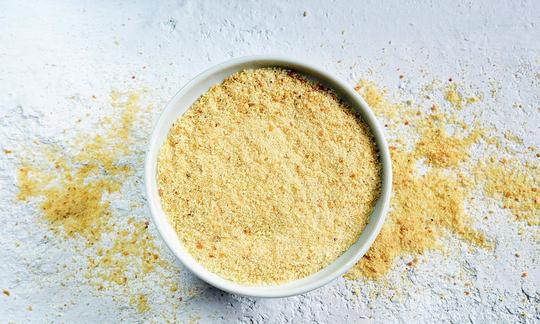 Common breadcrumbs (breadcrumbs, breadcrumbs) in ceramic bowl. Common breadcrumbs (breadcrumbs, breadcrumbs) in ceramic bowl.