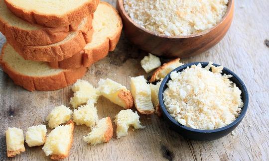 Panko (japanisches Paniermehl), links daneben das dazu verwendete Weissbrot. Panko (japanisches Paniermehl), links daneben das dazu verwendete Weissbrot.