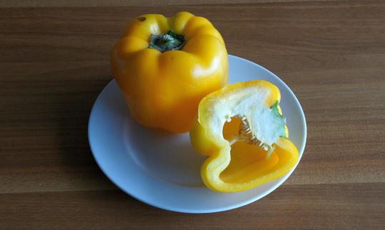 Pimiento amarillo sobre un plato: el pimiento amarillo es originario de Sudamérica. Es rico en vitaminas y minerales. Pimiento amarillo sobre un plato: el pimiento amarillo es originario de Sudamérica.
