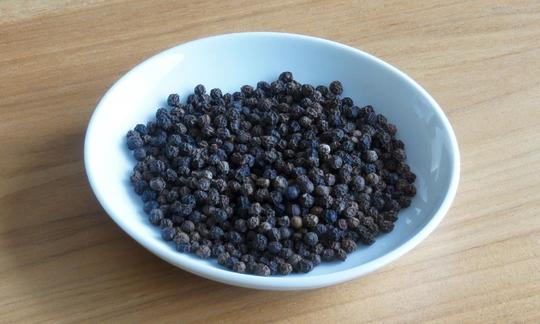 Чёрный перец получают путём высушивания преждевременно собранных плодов чёрного перца, который произошёл из Южной Индии. Чёрный перец получают путём высушивания преждевременно собранных плодов чёрного перца.