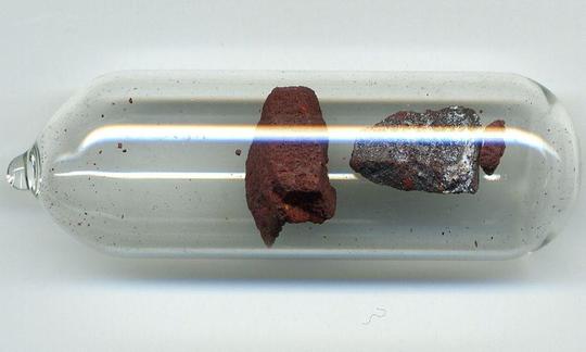 Probe von rotem (links) und violettem (rechts) Phosphor.
