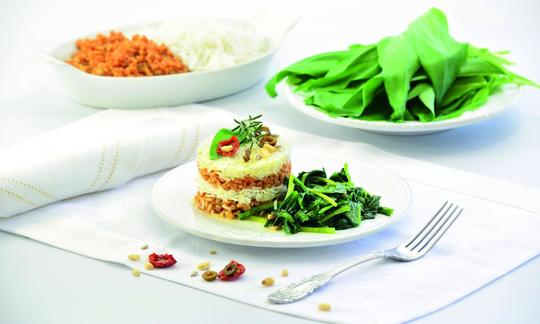 Recipe picture "Spicy rice spelt tartlets with wild garlic spinach" from "Vegan Fitness Kitchen", p. 54