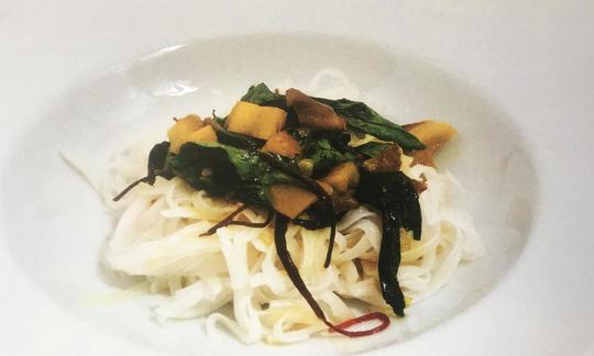 Recipe picture "Mushroom pan with chard" from the book "Vegan with family - it works" by A. Lüßenhop, p. 112