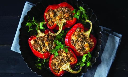 Rezeptbild "Rote Paprika gefüllt mit Buchweizen, Tofu und Oliven" aus "Vegan Bible", Seite 73