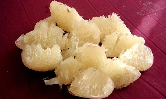 Geschälte und von der Fruchthaut befreite Fruchtfleischsegmente einer Pomelo. Geschälte und von der Fruchthaut befreite Fruchtfleischsegmente einer Pomelo.