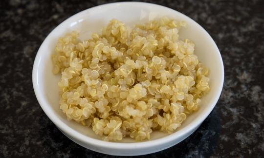 Quinoa, gekocht serviert in einer Schüssel: Quinoa ist ein Gänsefussgewächs und deshalb glutenfrei.