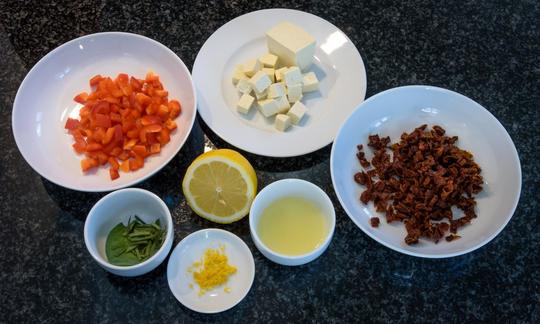 Fertig vorbereitete Zutaten für den "Quinoa-Salat mit getrockneten Tomaten, Salbei und Tofu".