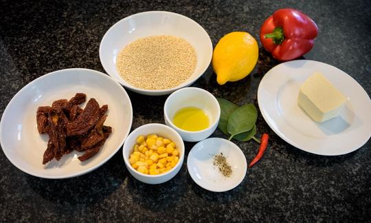 Bereitstellung der Zutaten für den "Quinoa-Salat mit getrockneten Tomaten, Salbei und Tofu" - ohne Küchengeräte.