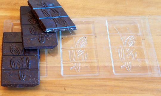 Tabletas de chocolate crudo recién sacadas del molde.