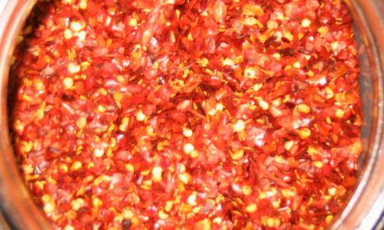 Kräuter-, Gewürzprodukte, Salz & Zucker: Gewürze, Cayennepfeffer - Capsicum frutescens or Capsicum annuum Cayennepfeffer - vor dem Mahlen in Schüssel: Capsicum frutescens oder Capsicum annuum.