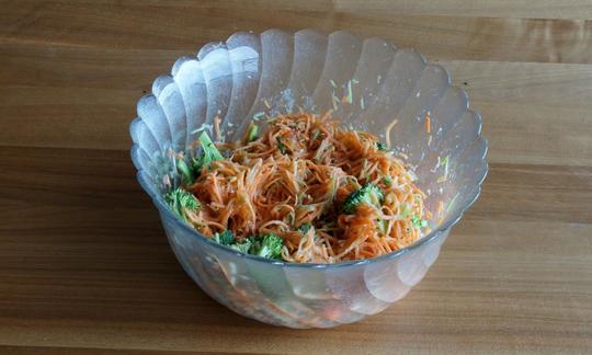 The finished dish "Carrot-Broccoli with Vanilla Sauce" in the bowl.