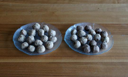 «Polpette di mandorle e datteri con cannella e zenzero» servite in due piatti di vetro.