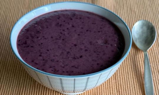 Erb-Dessert al resveratrolo con uva scura, eventualmente ghiacciato, in ciotola di ceramica.