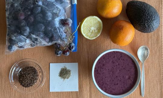 Erb-Dessert al resveratrolo con uva scura, eventualmente ghiacciato, con mise-en-place.