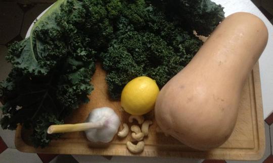 «Mise en place» de la lasaña de calabaza moscata con crema de anacardos y pesto de col rizada. Ingredientes y especias necesarias, aquí sin utensilios.