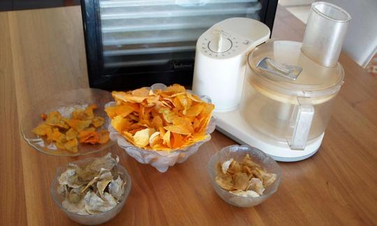 Die fertigen Produkte: rohe Kartoffel-Chips und rohe Süsskartoffel-Chips mit den beiden notwendigen Apparaten.