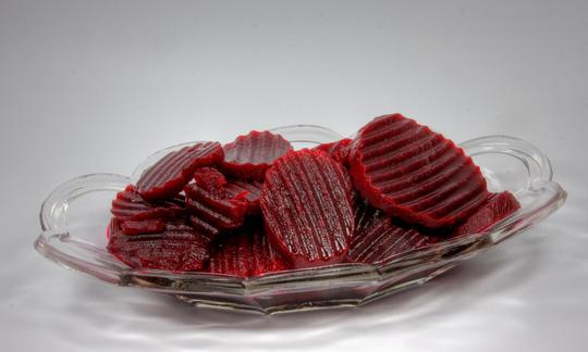 Rote Bete, roh - Beta vulgaris, aufgeschnitten in Scheiben und serviert in einem Glasgeschirr. Rote Bete, roh - Beta vulgaris, aufgeschnitten in Scheiben und serviert in einem Glasgeschirr.