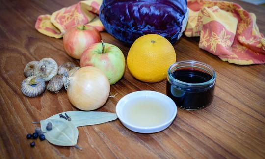 Bereitstellung der Zutaten auf einem Holztisch für das Gericht "Apfelrotkohl mit Feigen"