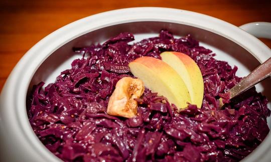 Picture of the almost finished dish "Apple red cabbage with figs" in a white cooking pot.