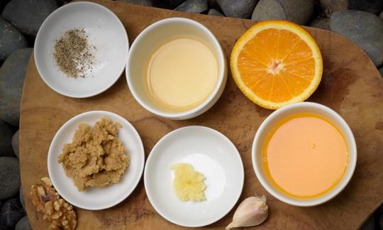 Подготовленные ингредиенты для "Соуса винегрет без масла с апельсиновым соком и грецкими орехами".