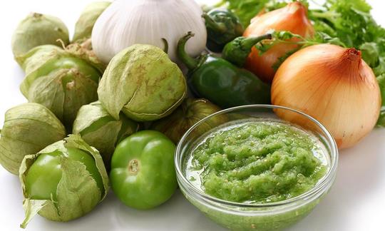 Salsa verde con alcuni ingredienti. Da non confondere con la "salsa verde di Francoforte" dalla Germania