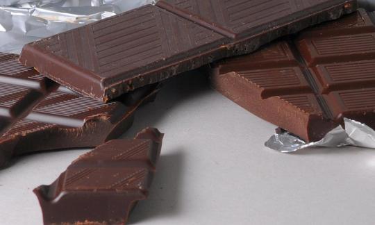 Cioccolato fondente: a sinistra alto contenuto di cacao (circa 75%), a destra con peperoncino.