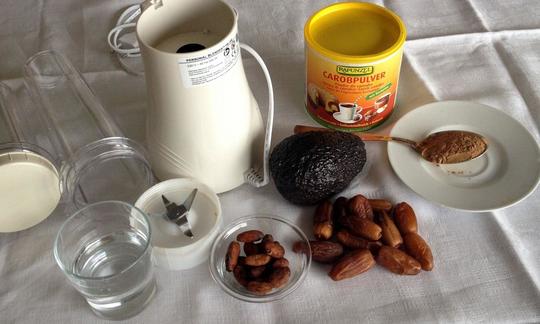 Rohe Schokoladencrème - mise en place, also Bereitstellung der Zutaten und Maschinen.