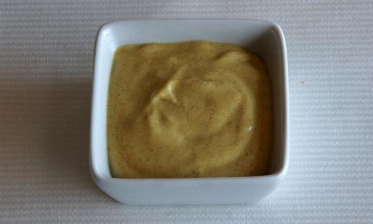 Дижонская горчица в чашке: горчица, которая изготавливается из зёрен коричневой или чёрной горчицы, называется дижонской горчицей. Дижонская горчица в керамической миске: паста из коричневой или черной горчицы.