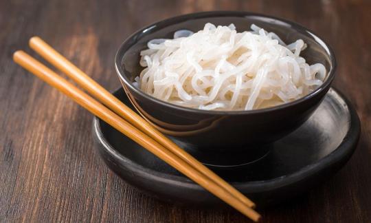 Fideos shirataki (konjac, ¿orgánicos?) en cuenco de cerámica, servidos con palillos. Fideos shirataki (konjac, ¿orgánicos?) en cuenco de cerámica, servidos con palillos.