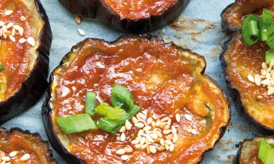 Recipe picture "Japanese-style eggplant with miso paste" from "Zurufantly vegan international", p. 96.