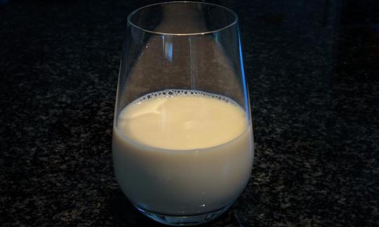 Sojamilch in einem Glas: Sojamilch ist ein aus Sojabohnen hergestelltes Getränk. Sojamilch in einem Glas: Sojamilch ist ein aus Sojabohnen hergestelltes Getränk.