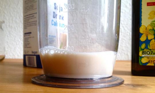 Leche de soja en un vaso de medición para la «Nata de soja con aceite de cánola».
