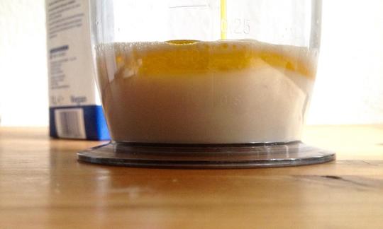 Leche de soja y aceite de cánola poco antes de la preparación de la «Nata de soja».