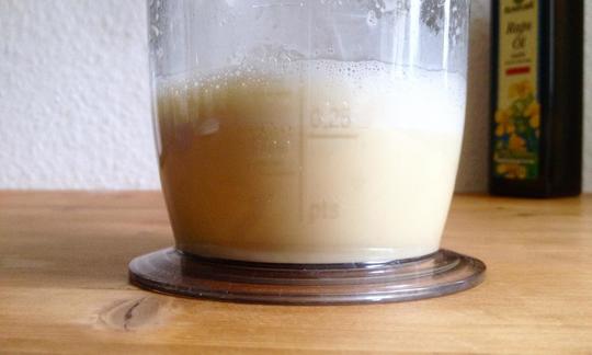 «Nata de soja con aceite de cánola» preparada en un vaso de medición.