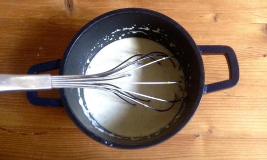 Carefully whisk the agar-agar with the soy cream.